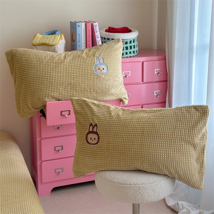 91家纺网 家纺一手货源 找家纺 暖生活 2025新款牛奶雕花绒单品枕套被套床笠-三小只系列 三只布布