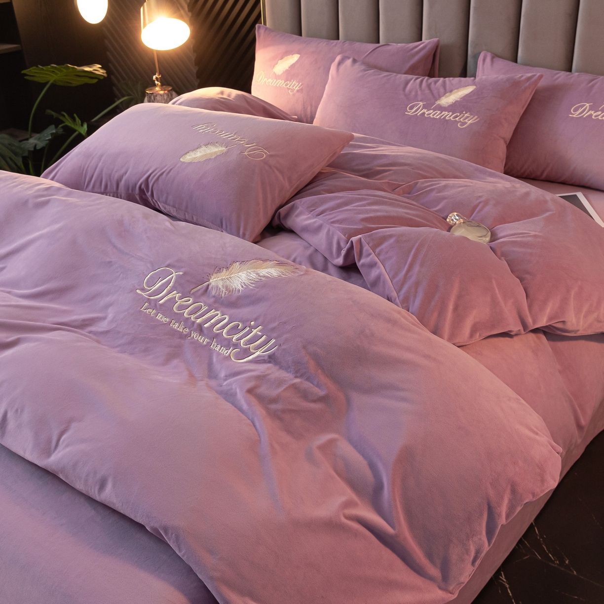 91家纺网 家纺一手货源 找家纺 如一 2025新款水晶绒刺绣四件套 轻羽-安娜紫