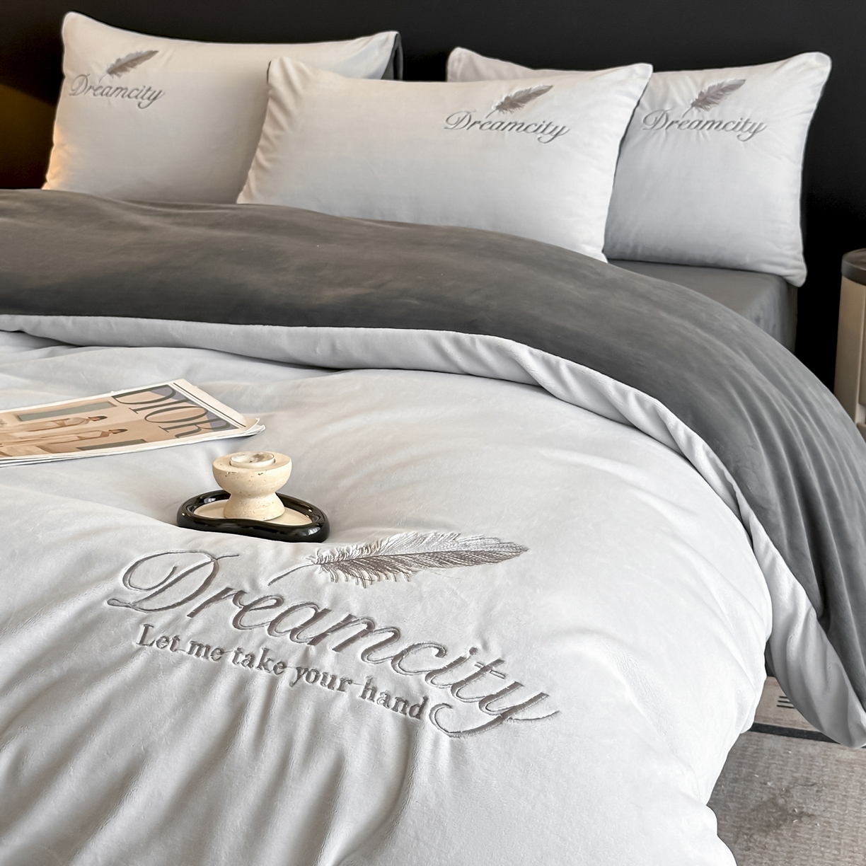 91家纺网 家纺一手货源 找家纺 如一 2025新款水晶绒刺绣四件套 轻羽-典雅灰