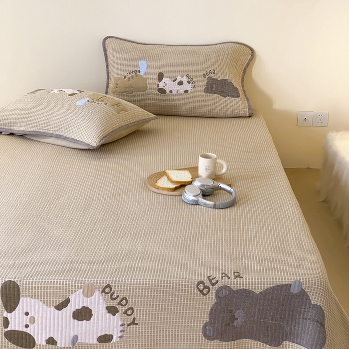 91家纺网 家纺一手货源 找家纺 麻依 2025新款软萌纱布床盖三件套（控价：229元） 趴趴动物