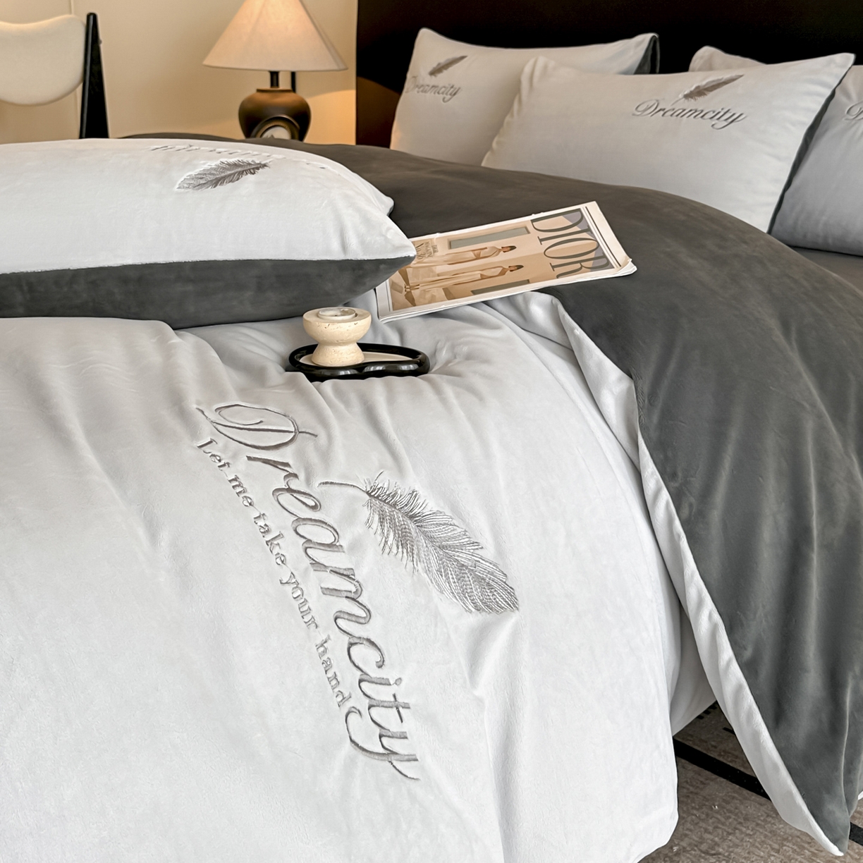 91家纺网 家纺一手货源 找家纺 如一 2025新款水晶绒刺绣四件套 轻羽-典雅灰