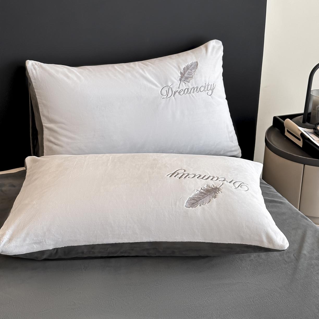 91家纺网 家纺一手货源 找家纺 如一 2025新款水晶绒刺绣四件套 轻羽-典雅灰