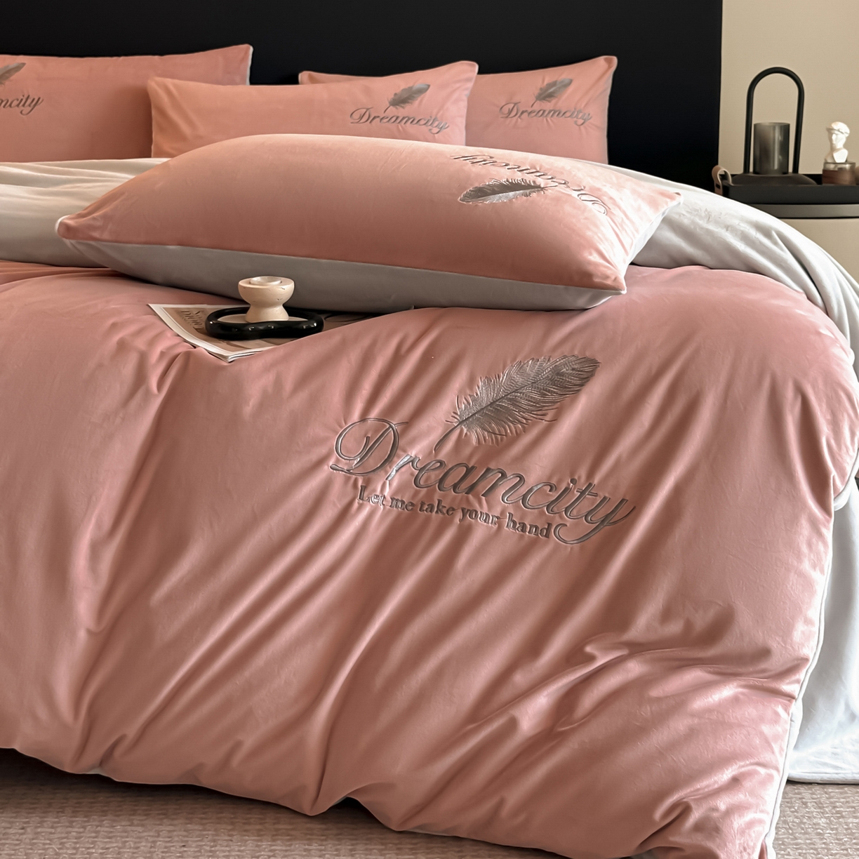 91家纺网 家纺一手货源 找家纺 如一 2025新款水晶绒刺绣四件套 轻羽-豆沙灰