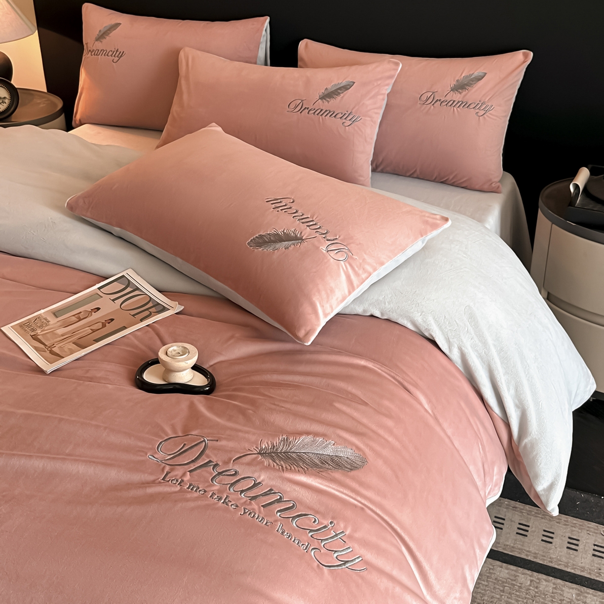 91家纺网 家纺一手货源 找家纺 如一 2025新款水晶绒刺绣四件套 轻羽-豆沙灰