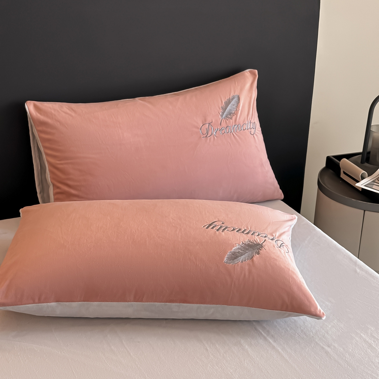 91家纺网 家纺一手货源 找家纺 如一 2025新款水晶绒刺绣四件套 轻羽-豆沙灰