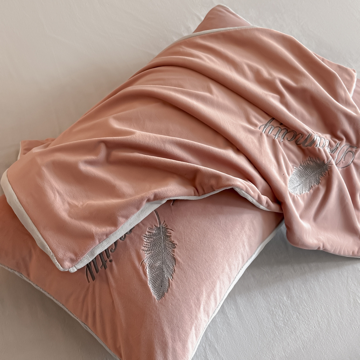 91家纺网 家纺一手货源 找家纺 如一 2025新款水晶绒刺绣四件套 轻羽-豆沙灰