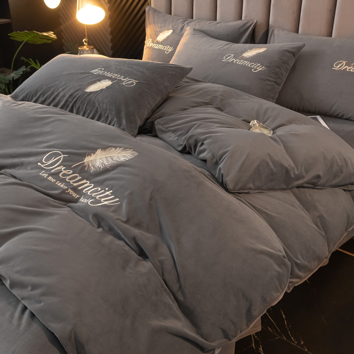 91家纺网 家纺一手货源 找家纺 如一 2025新款水晶绒刺绣四件套 轻羽-高级灰