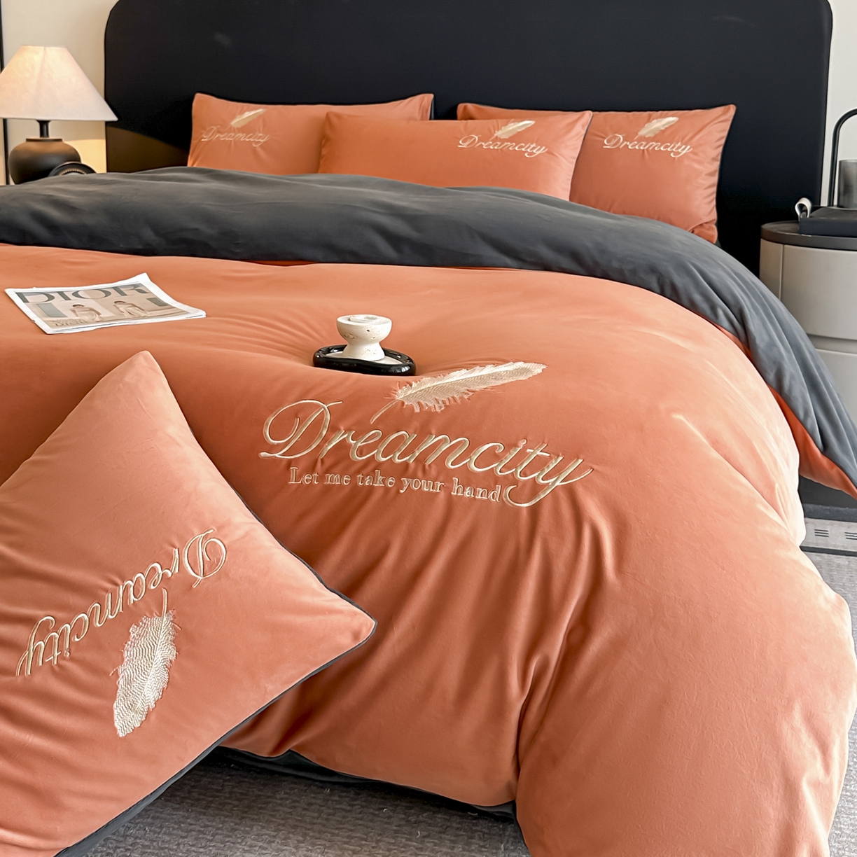 91家纺网 家纺一手货源 找家纺 如一 2025新款水晶绒刺绣四件套 轻羽-落日橙