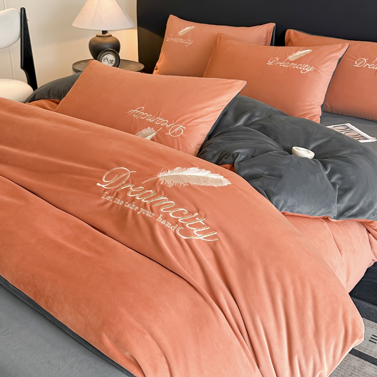 91家纺网 家纺一手货源 找家纺 如一 2025新款水晶绒刺绣四件套 轻羽-落日橙