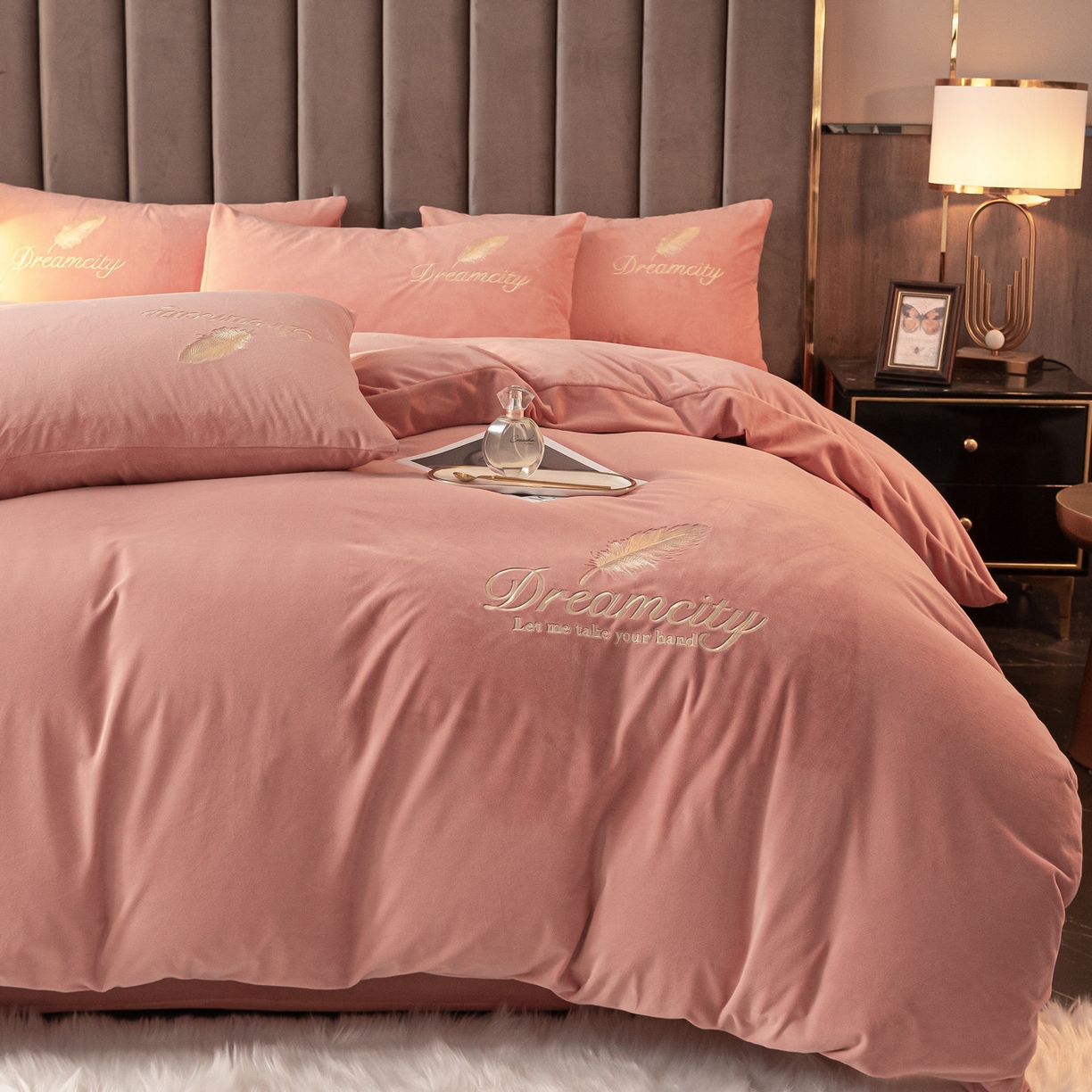 91家纺网 家纺一手货源 找家纺 如一 2025新款水晶绒刺绣四件套 轻羽-浅豆沙