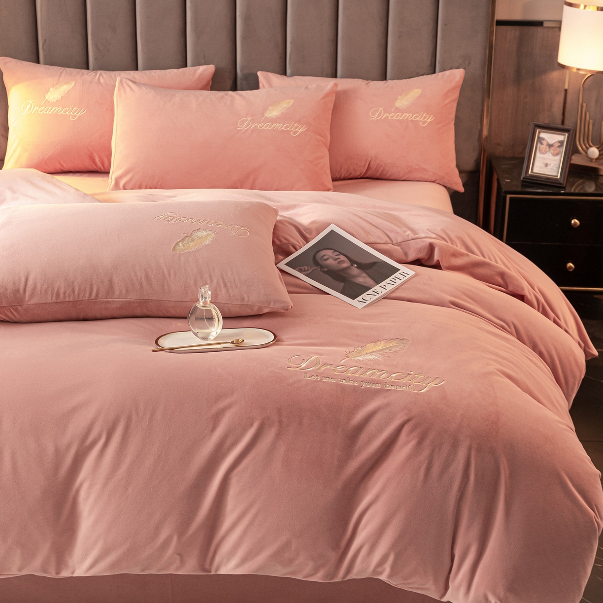 91家纺网 家纺一手货源 找家纺 如一 2025新款水晶绒刺绣四件套 轻羽-浅豆沙