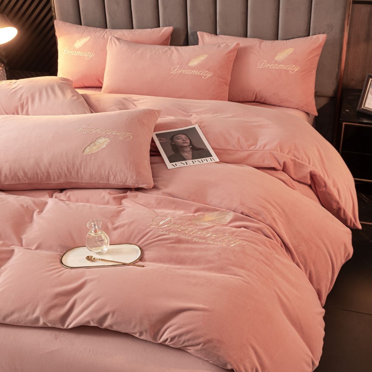 91家纺网 家纺一手货源 找家纺 如一 2025新款水晶绒刺绣四件套 轻羽-浅豆沙