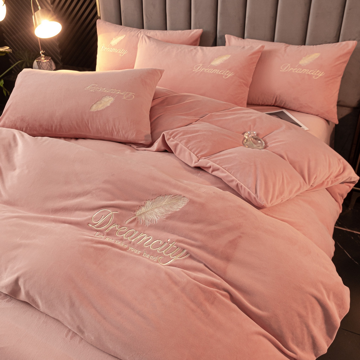 91家纺网 家纺一手货源 找家纺 如一 2025新款水晶绒刺绣四件套 轻羽-浅豆沙