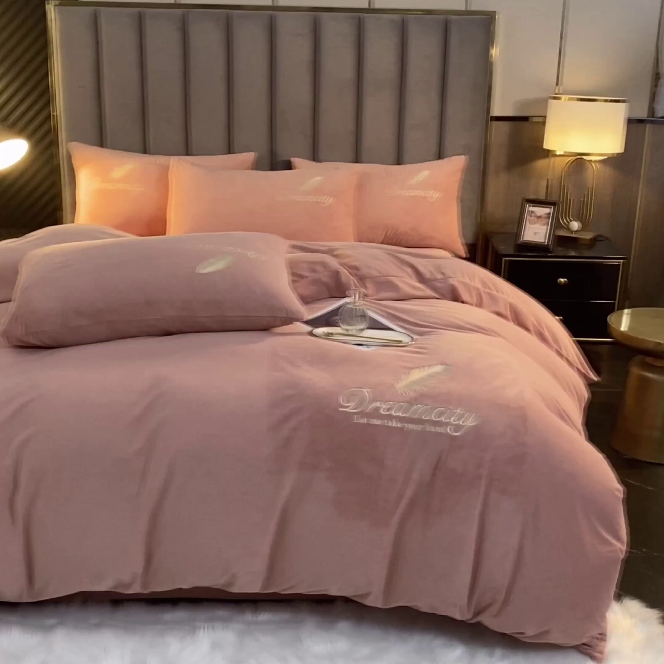 91家纺网 家纺一手货源 找家纺 如一 2025新款水晶绒刺绣四件套 轻羽-浅豆沙