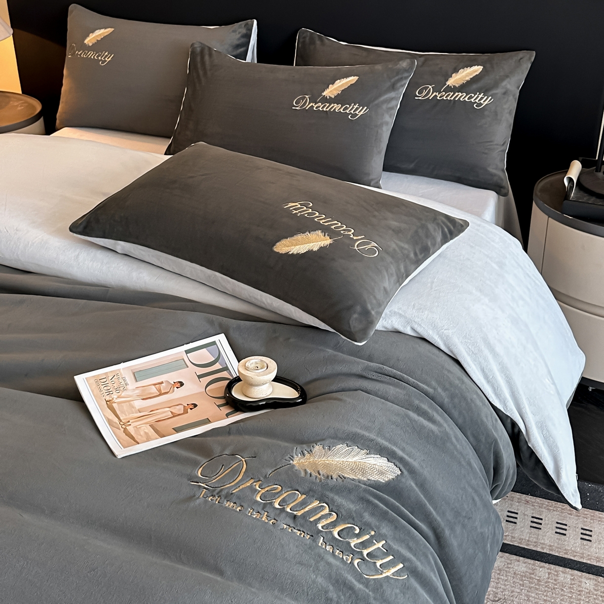 91家纺网 家纺一手货源 找家纺 如一 2025新款水晶绒刺绣四件套 轻羽-深灰银