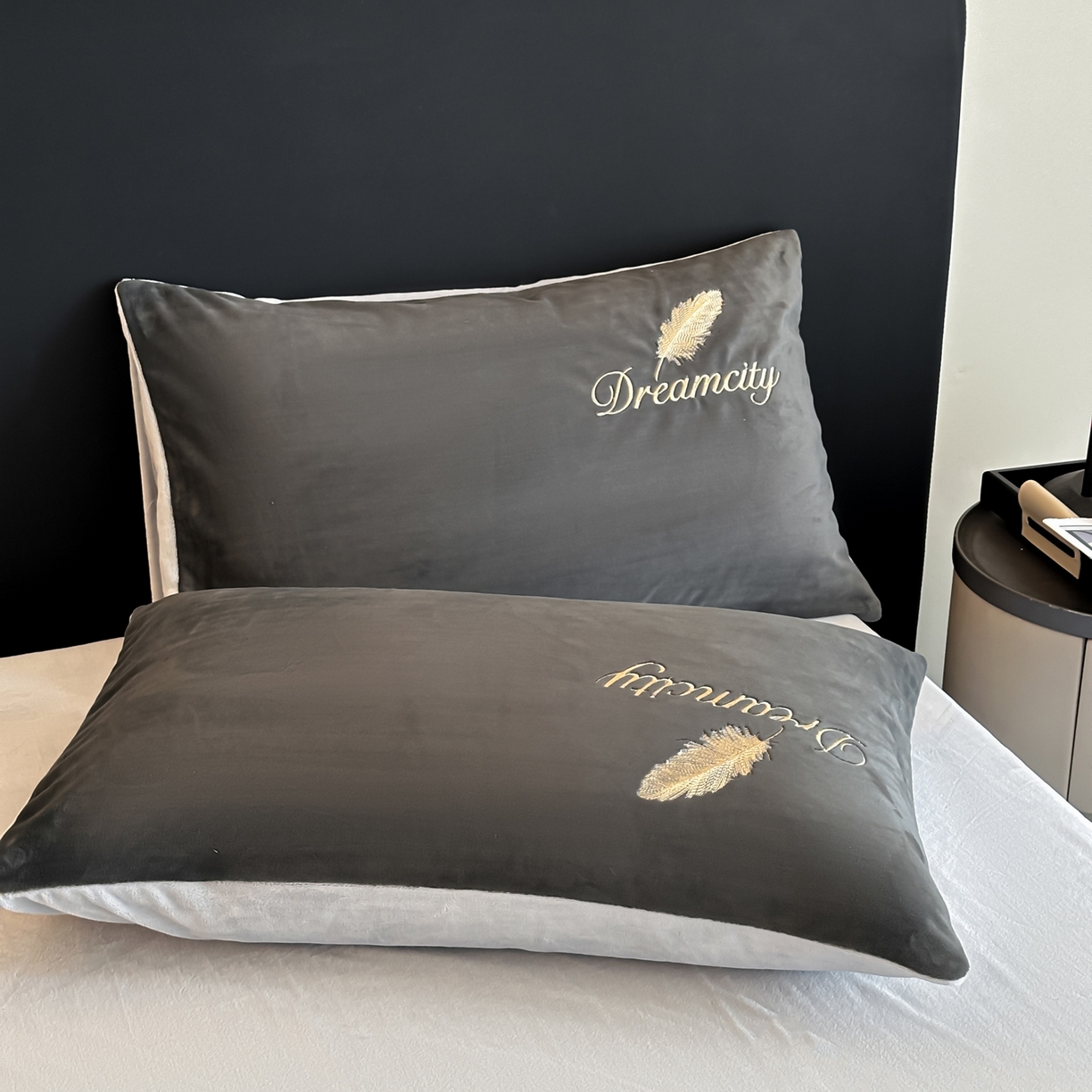 91家纺网 家纺一手货源 找家纺 如一 2025新款水晶绒刺绣四件套 轻羽-深灰银