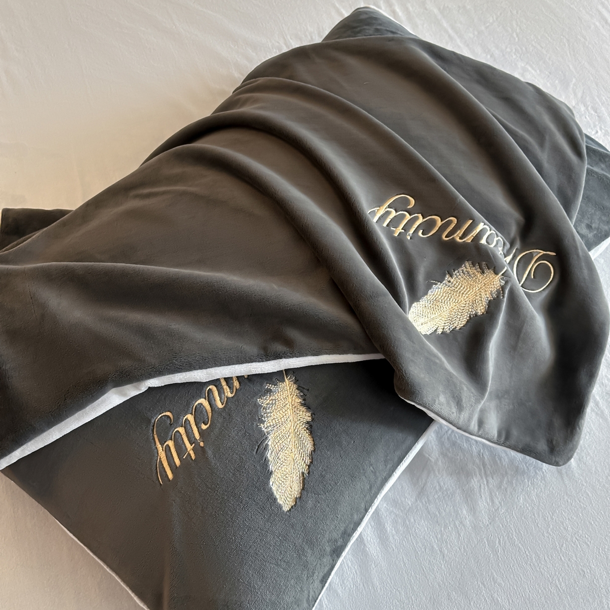 91家纺网 家纺一手货源 找家纺 如一 2025新款水晶绒刺绣四件套 轻羽-深灰银