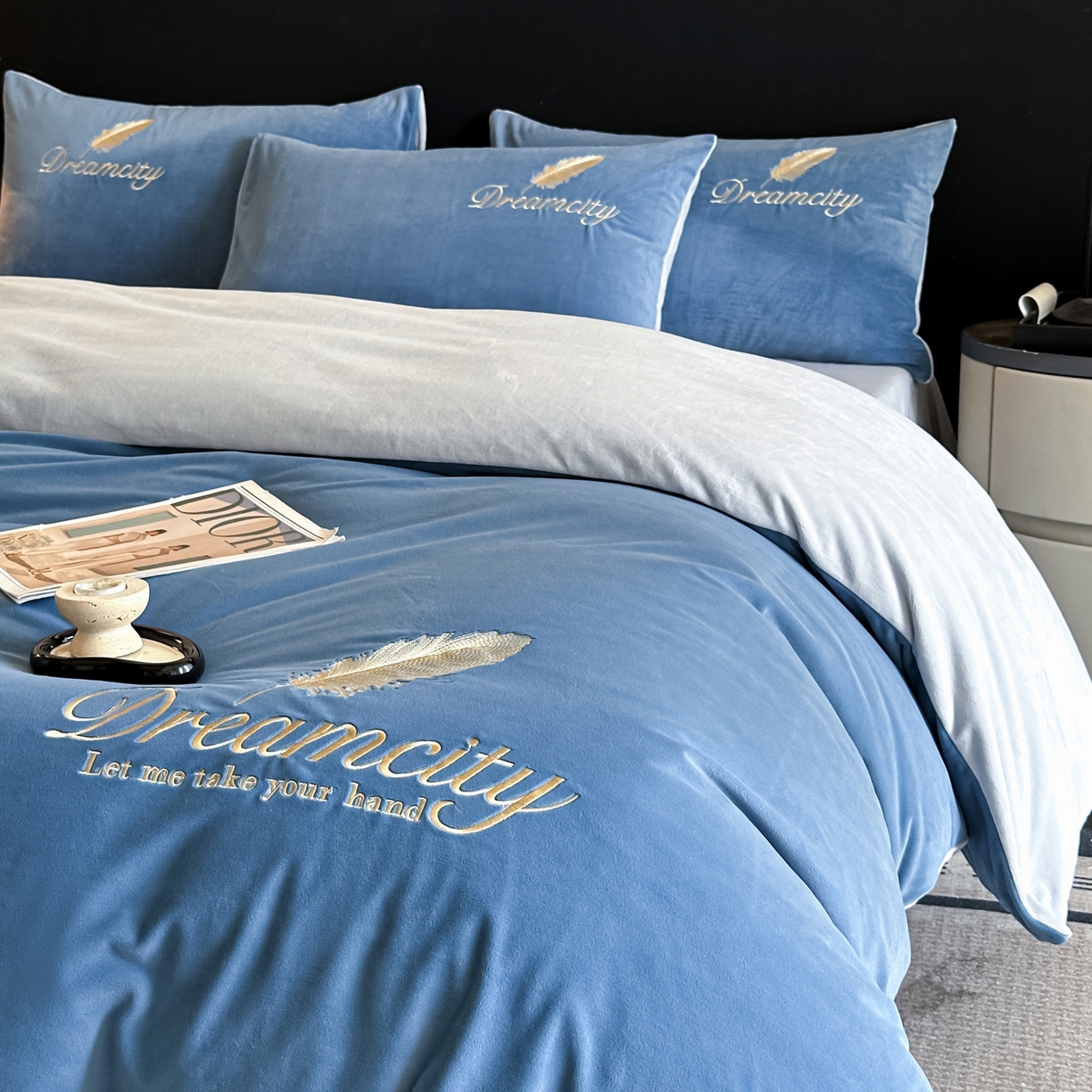 91家纺网 家纺一手货源 找家纺 如一 2025新款水晶绒刺绣四件套 轻羽-雾蓝灰