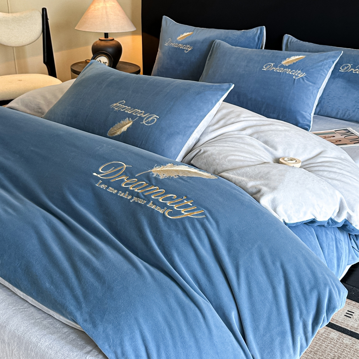 91家纺网 家纺一手货源 找家纺 如一 2025新款水晶绒刺绣四件套 轻羽-雾蓝灰