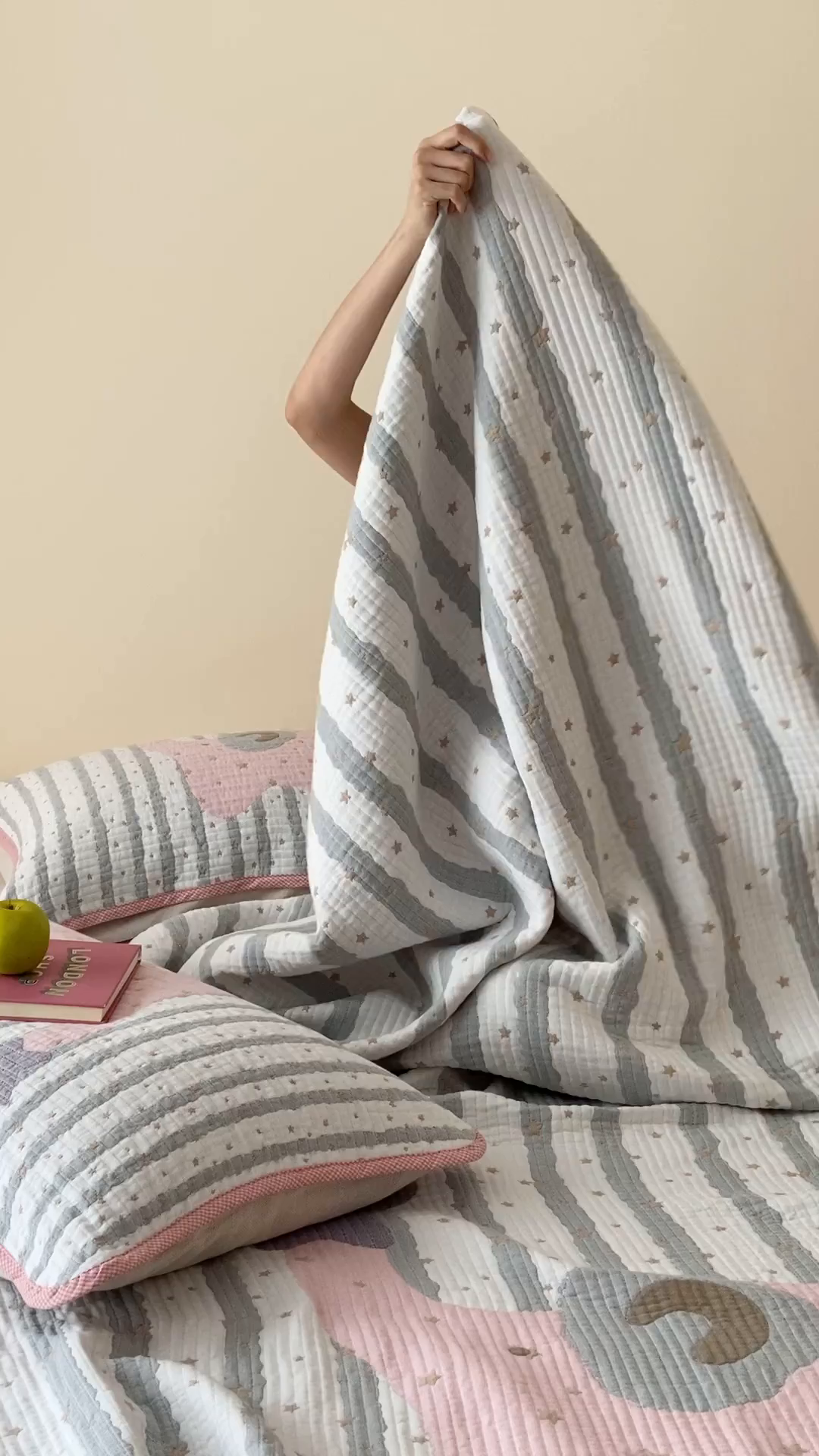 91家纺网 家纺一手货源 找家纺 麻依 2025新款软萌纱布床盖三件套（控价：229元） 星星粉象