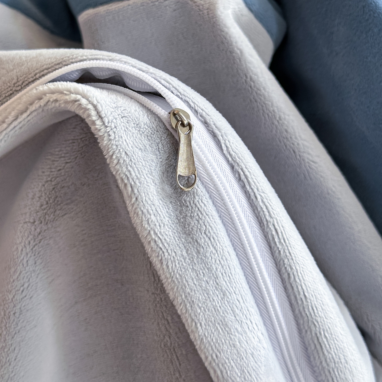 91家纺网 家纺一手货源 找家纺 如一 2025新款水晶绒刺绣四件套 轻羽-雾蓝灰