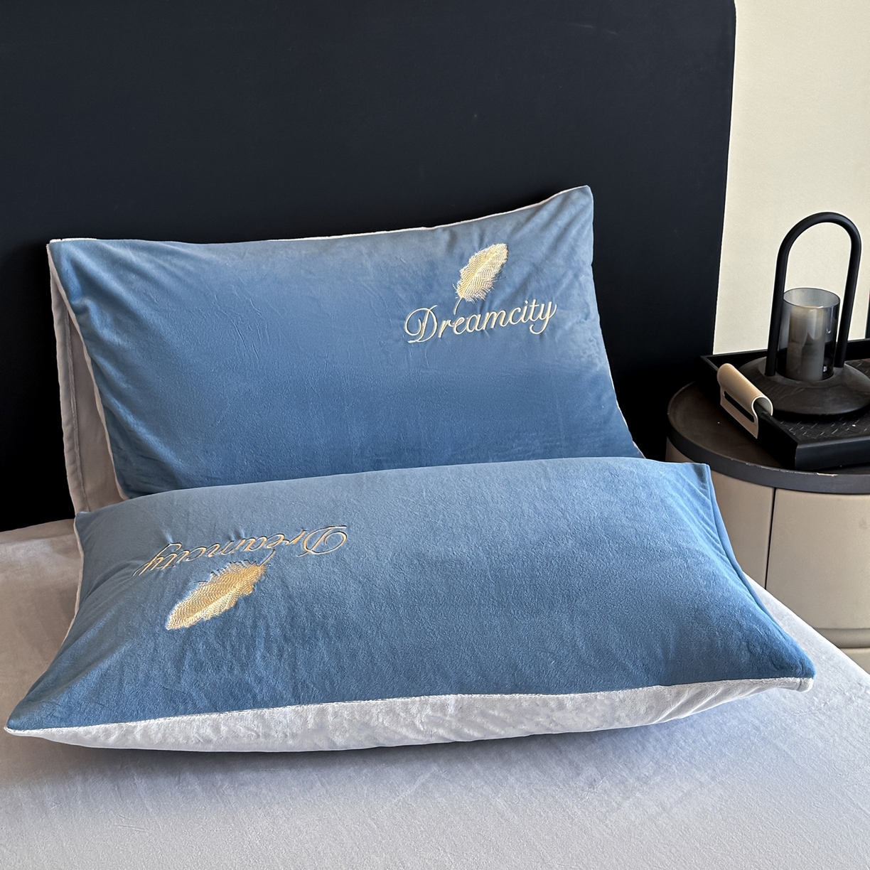 91家纺网 家纺一手货源 找家纺 如一 2025新款水晶绒刺绣四件套 轻羽-雾蓝灰