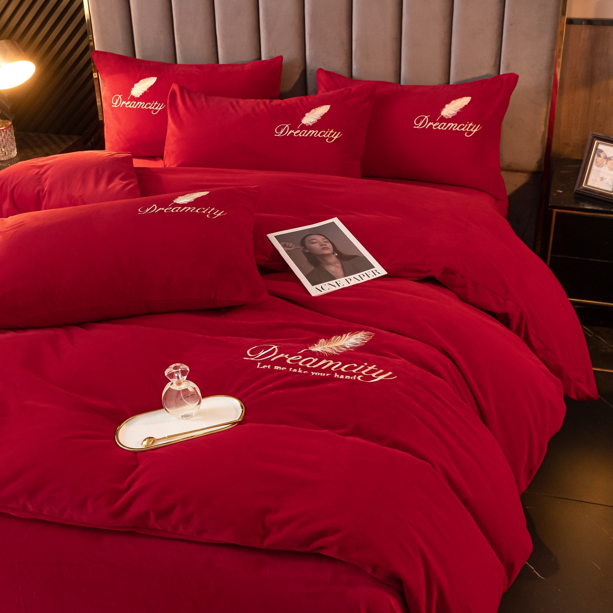 91家纺网 家纺一手货源 找家纺 如一 2025新款水晶绒刺绣四件套 轻羽-中国红