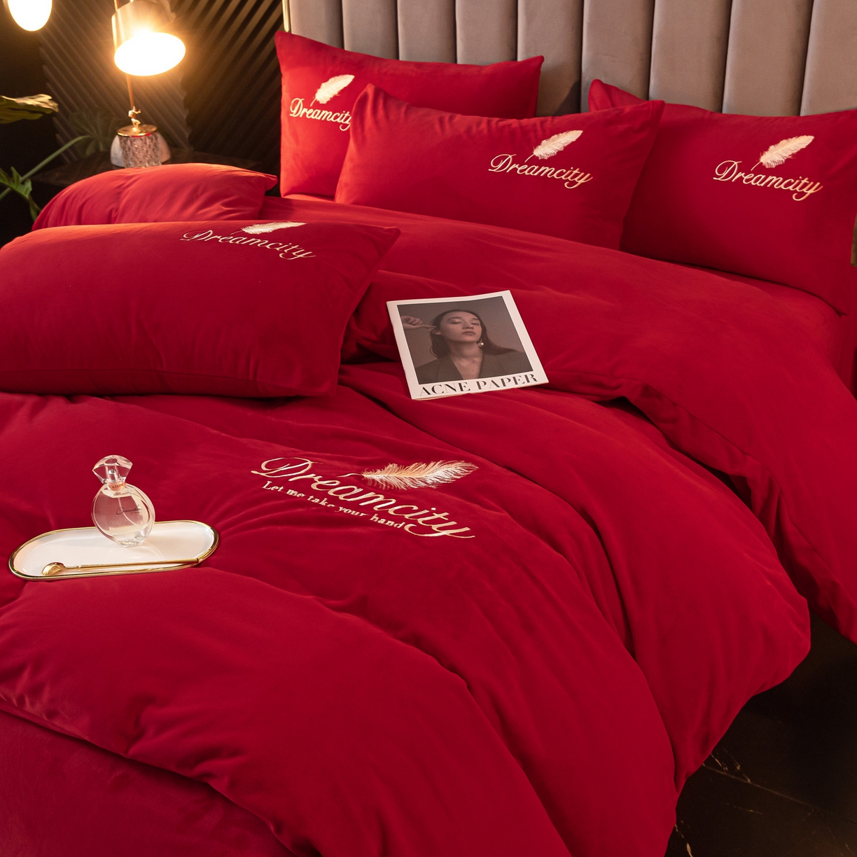 91家纺网 家纺一手货源 找家纺 如一 2025新款水晶绒刺绣四件套 轻羽-中国红