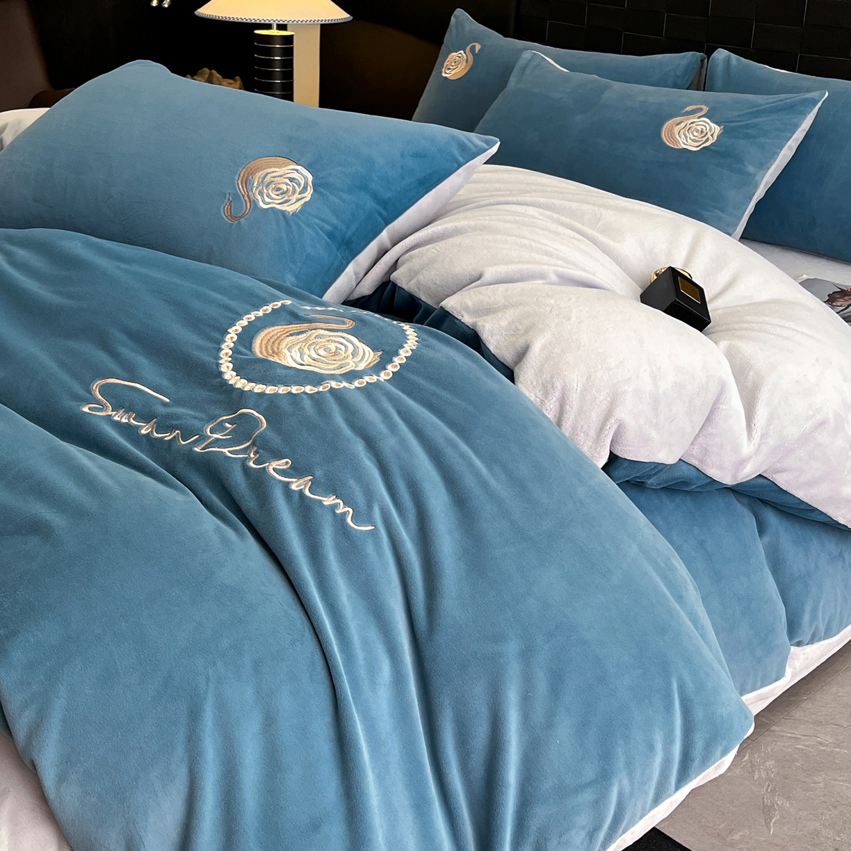 91家纺网 家纺一手货源 找家纺 如一 2025新款水晶绒刺绣四件套 天鹅-宾利蓝