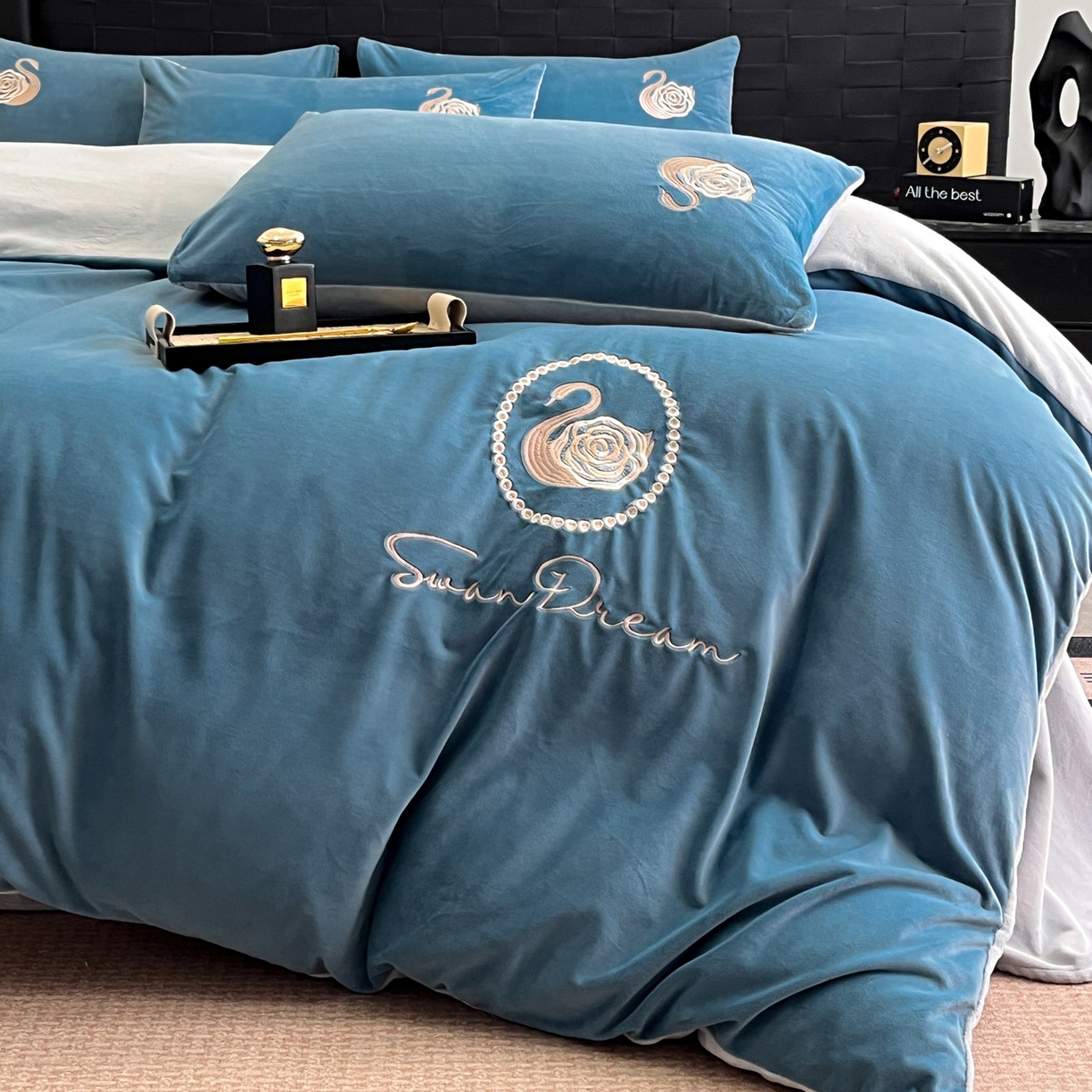 91家纺网 家纺一手货源 找家纺 如一 2025新款水晶绒刺绣四件套 天鹅-宾利蓝