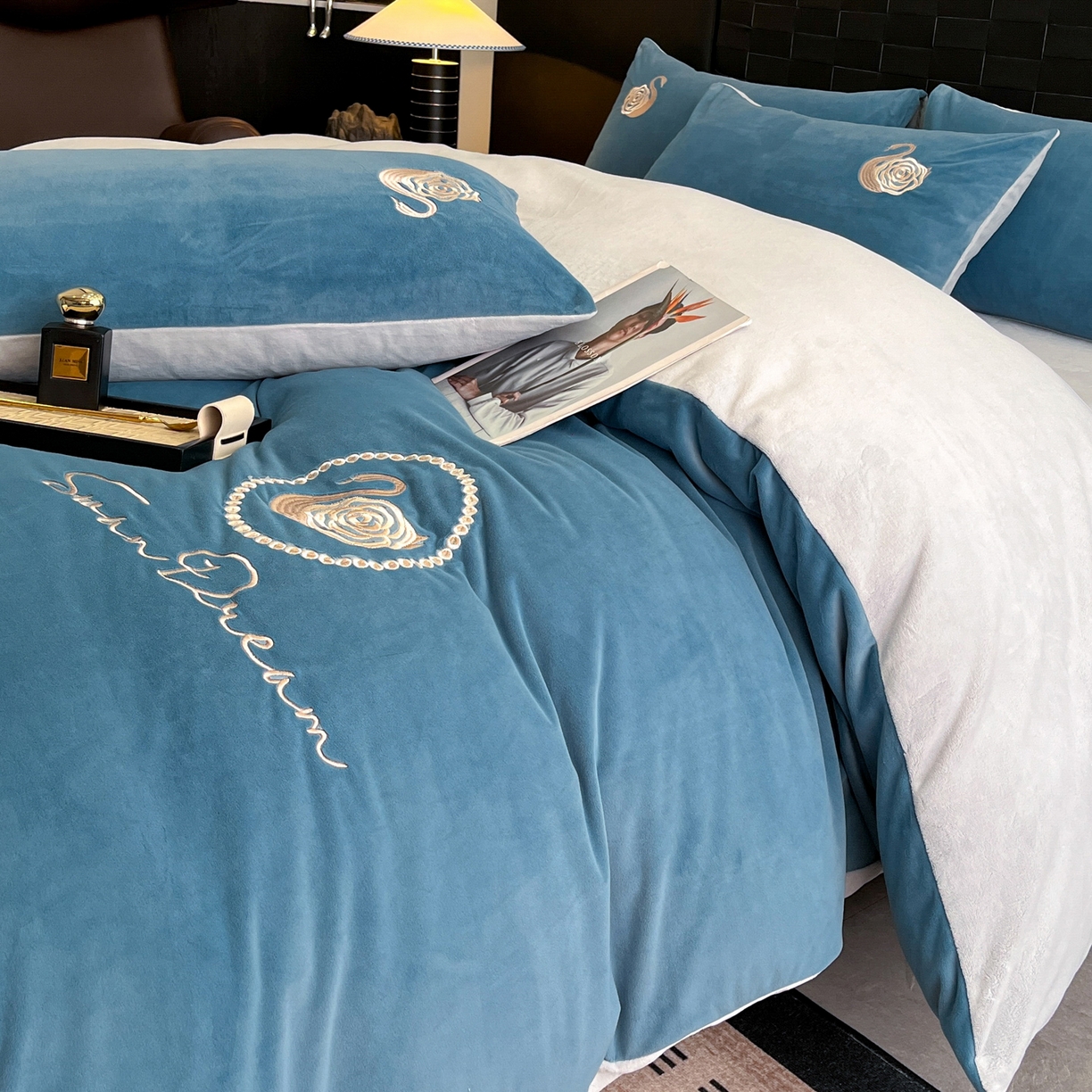 91家纺网 家纺一手货源 找家纺 如一 2025新款水晶绒刺绣四件套 天鹅-宾利蓝