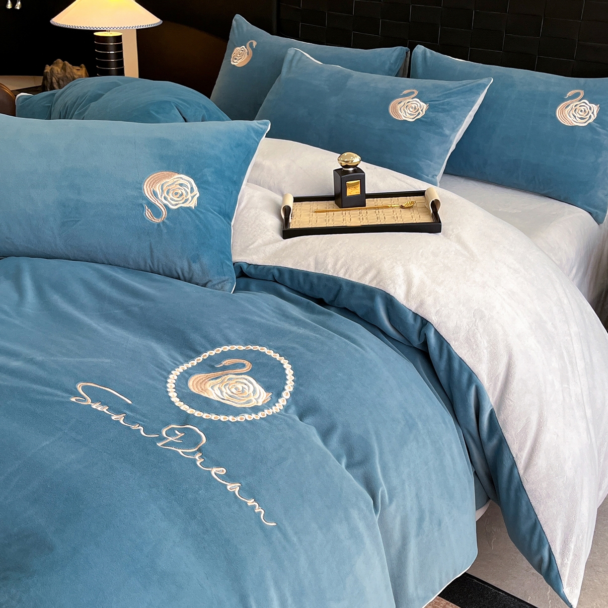 91家纺网 家纺一手货源 找家纺 如一 2025新款水晶绒刺绣四件套 天鹅-宾利蓝