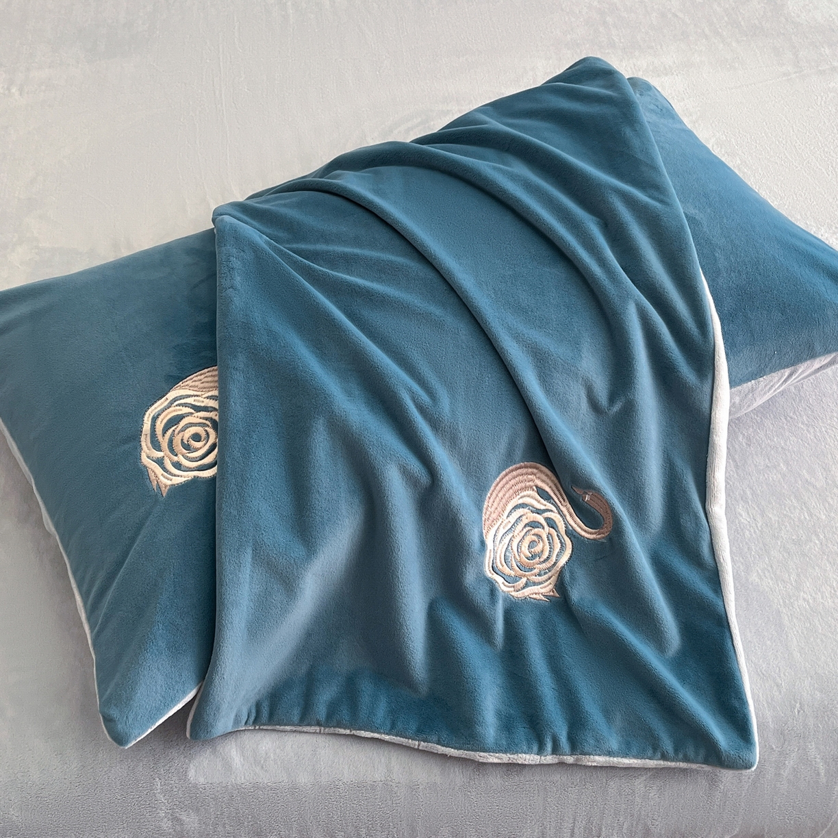 91家纺网 家纺一手货源 找家纺 如一 2025新款水晶绒刺绣四件套 天鹅-宾利蓝