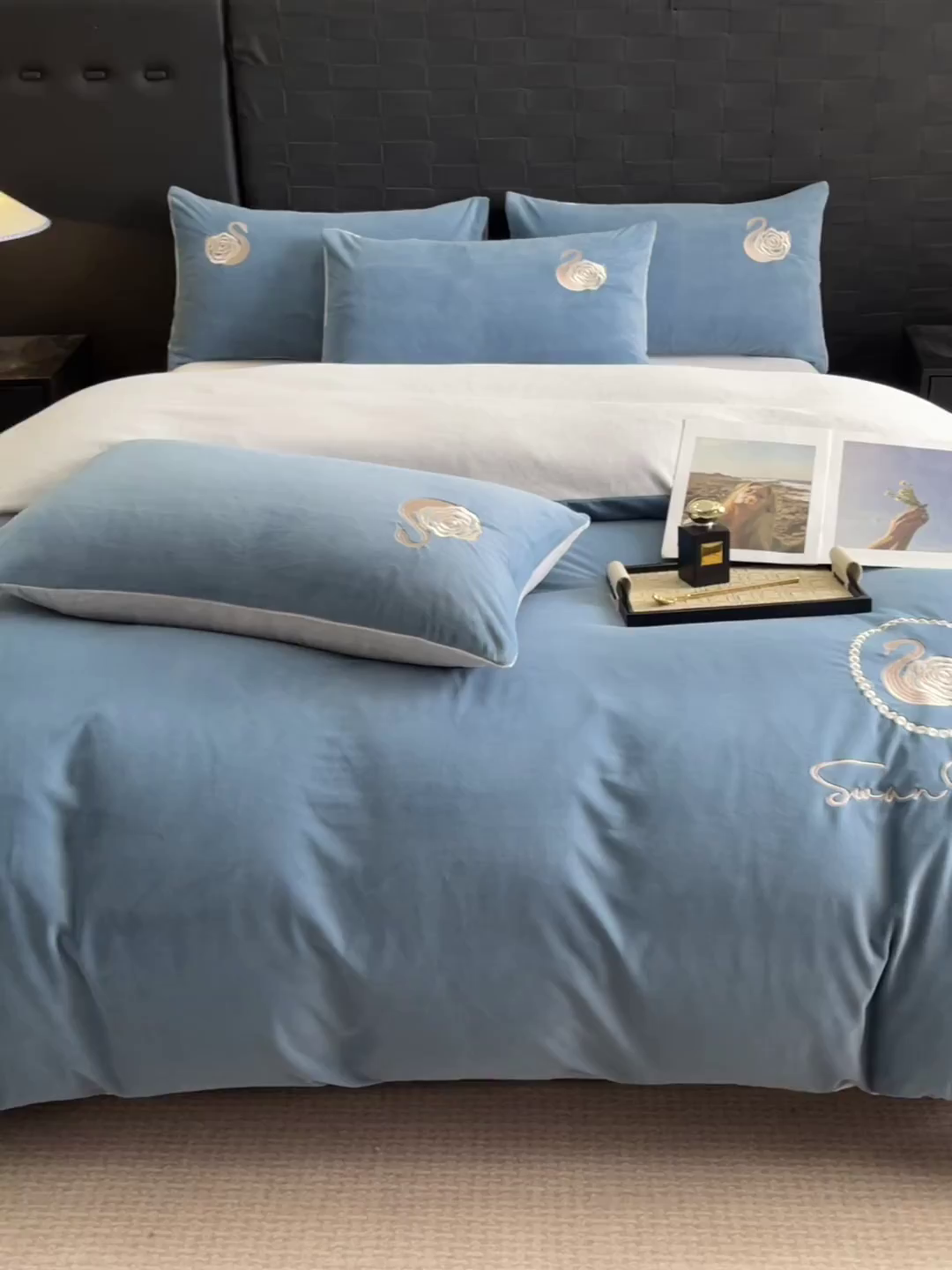 91家纺网 家纺一手货源 找家纺 如一 2025新款水晶绒刺绣四件套 天鹅-宾利蓝