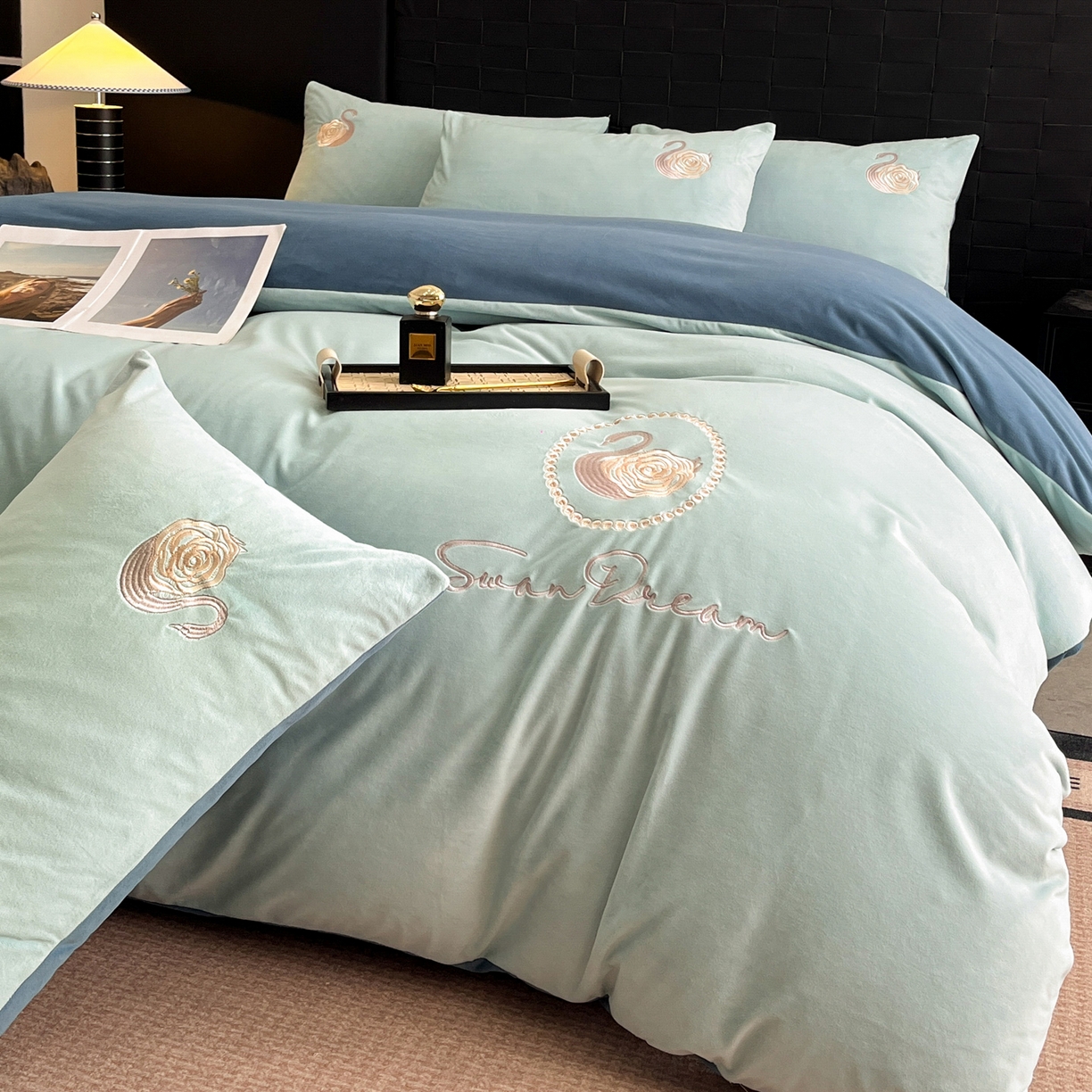 91家纺网 家纺一手货源 找家纺 如一 2025新款水晶绒刺绣四件套 天鹅-梵星兰