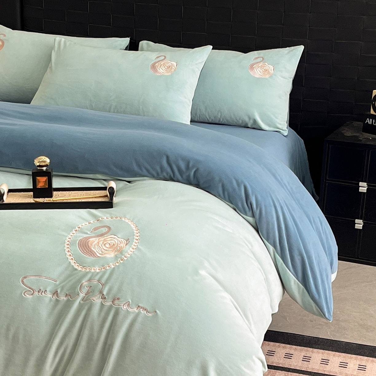 91家纺网 家纺一手货源 找家纺 如一 2025新款水晶绒刺绣四件套 天鹅-梵星兰