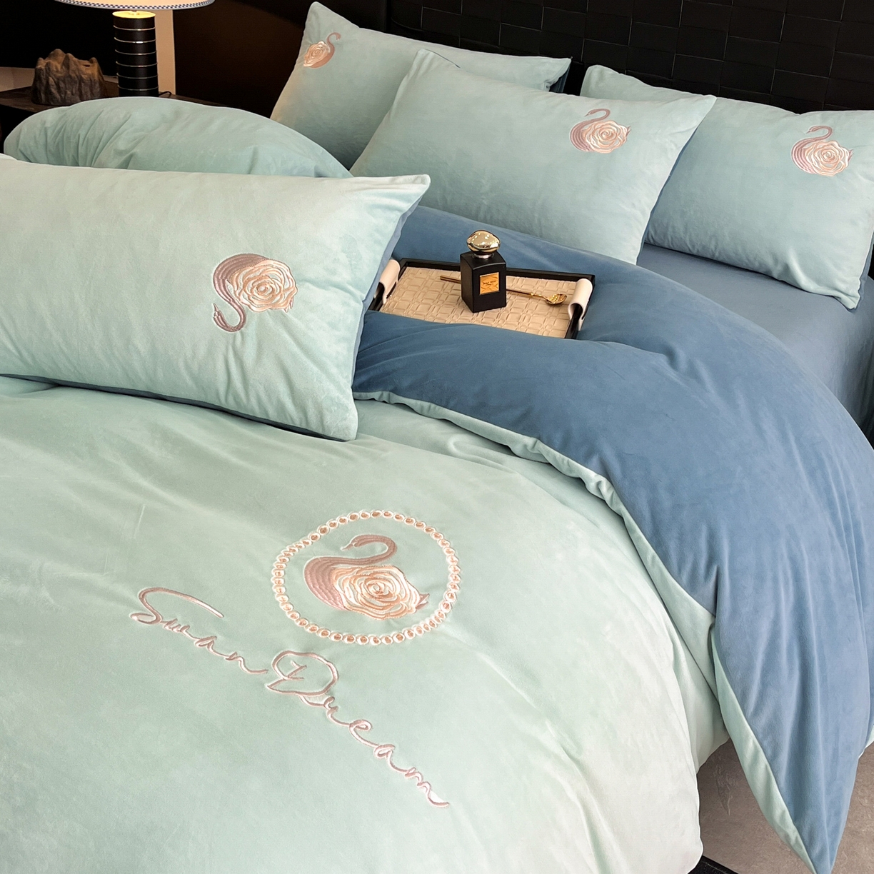 91家纺网 家纺一手货源 找家纺 如一 2025新款水晶绒刺绣四件套 天鹅-梵星兰