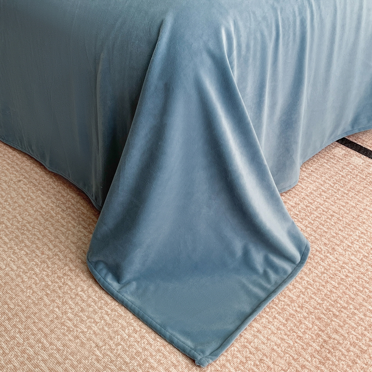 91家纺网 家纺一手货源 找家纺 如一 2025新款水晶绒刺绣四件套 天鹅-梵星兰