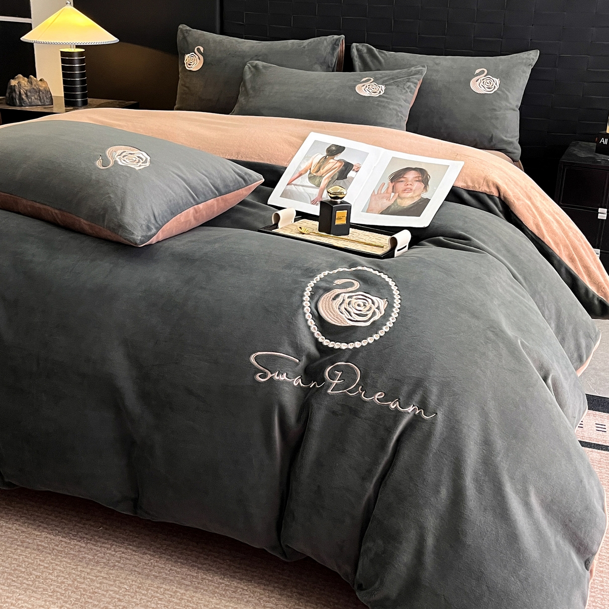 91家纺网 家纺一手货源 找家纺 如一 2025新款水晶绒刺绣四件套 天鹅-高级灰