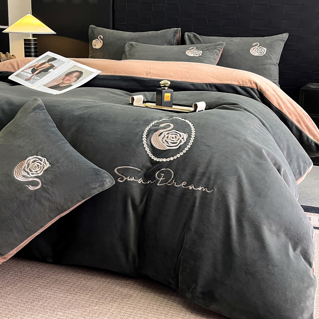 91家纺网 家纺一手货源 找家纺 如一 2025新款水晶绒刺绣四件套 天鹅-高级灰