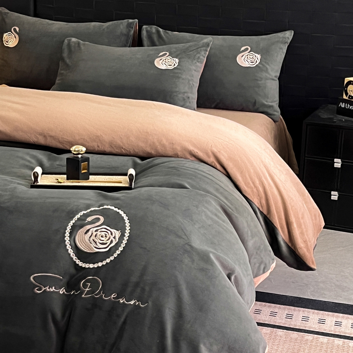 91家纺网 家纺一手货源 找家纺 如一 2025新款水晶绒刺绣四件套 天鹅-高级灰