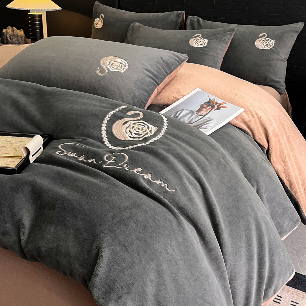 91家纺网 家纺一手货源 找家纺 如一 2025新款水晶绒刺绣四件套 天鹅-高级灰