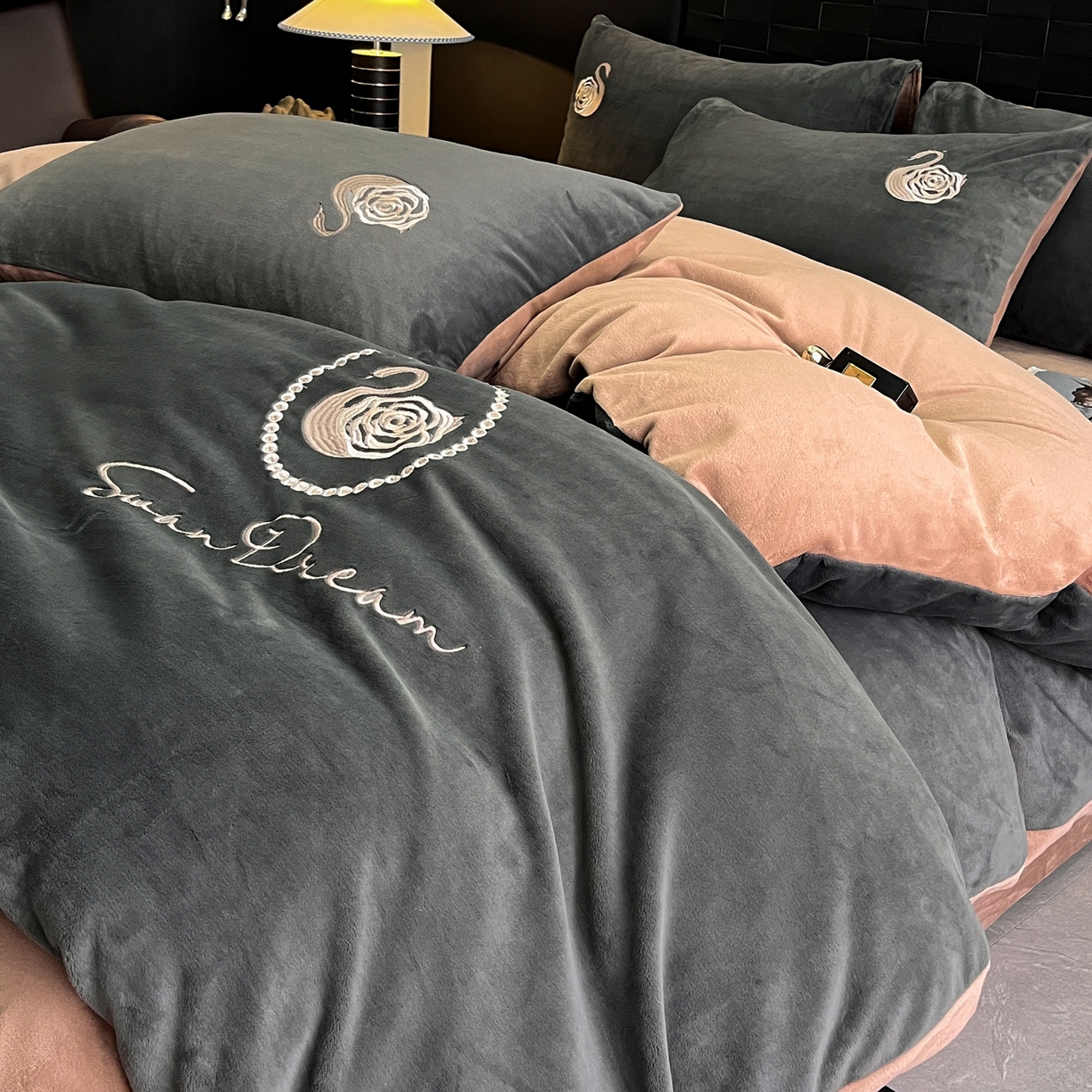 91家纺网 家纺一手货源 找家纺 如一 2025新款水晶绒刺绣四件套 天鹅-高级灰