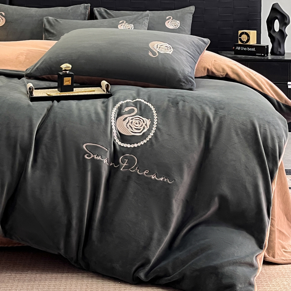 91家纺网 家纺一手货源 找家纺 如一 2025新款水晶绒刺绣四件套 天鹅-高级灰