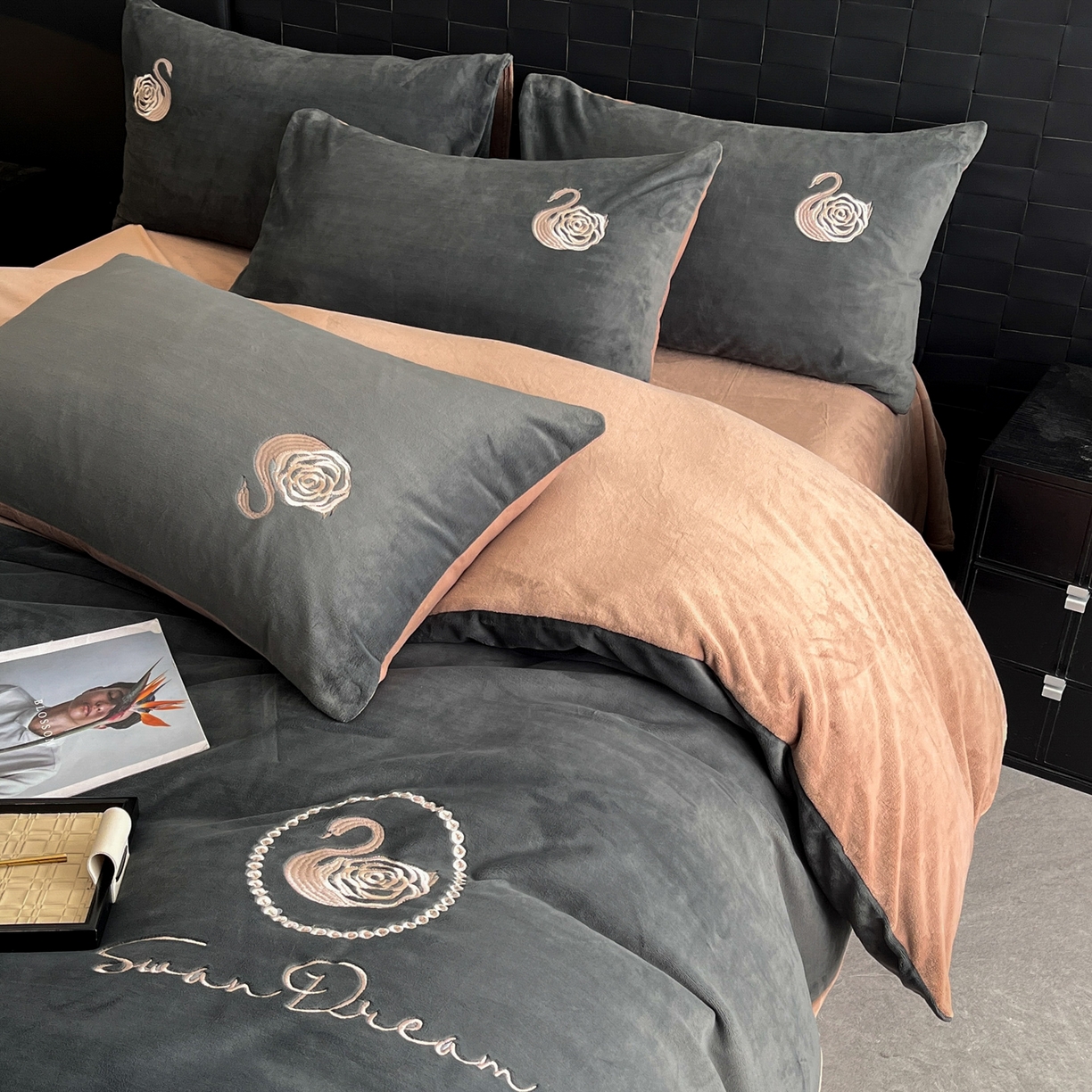 91家纺网 家纺一手货源 找家纺 如一 2025新款水晶绒刺绣四件套 天鹅-高级灰