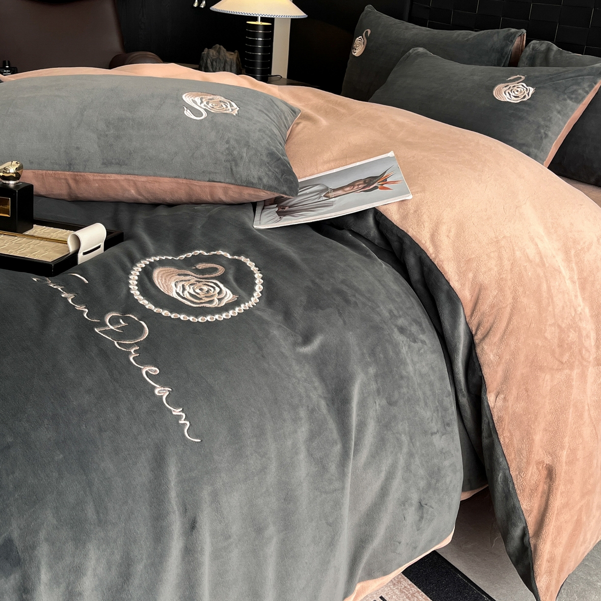 91家纺网 家纺一手货源 找家纺 如一 2025新款水晶绒刺绣四件套 天鹅-高级灰