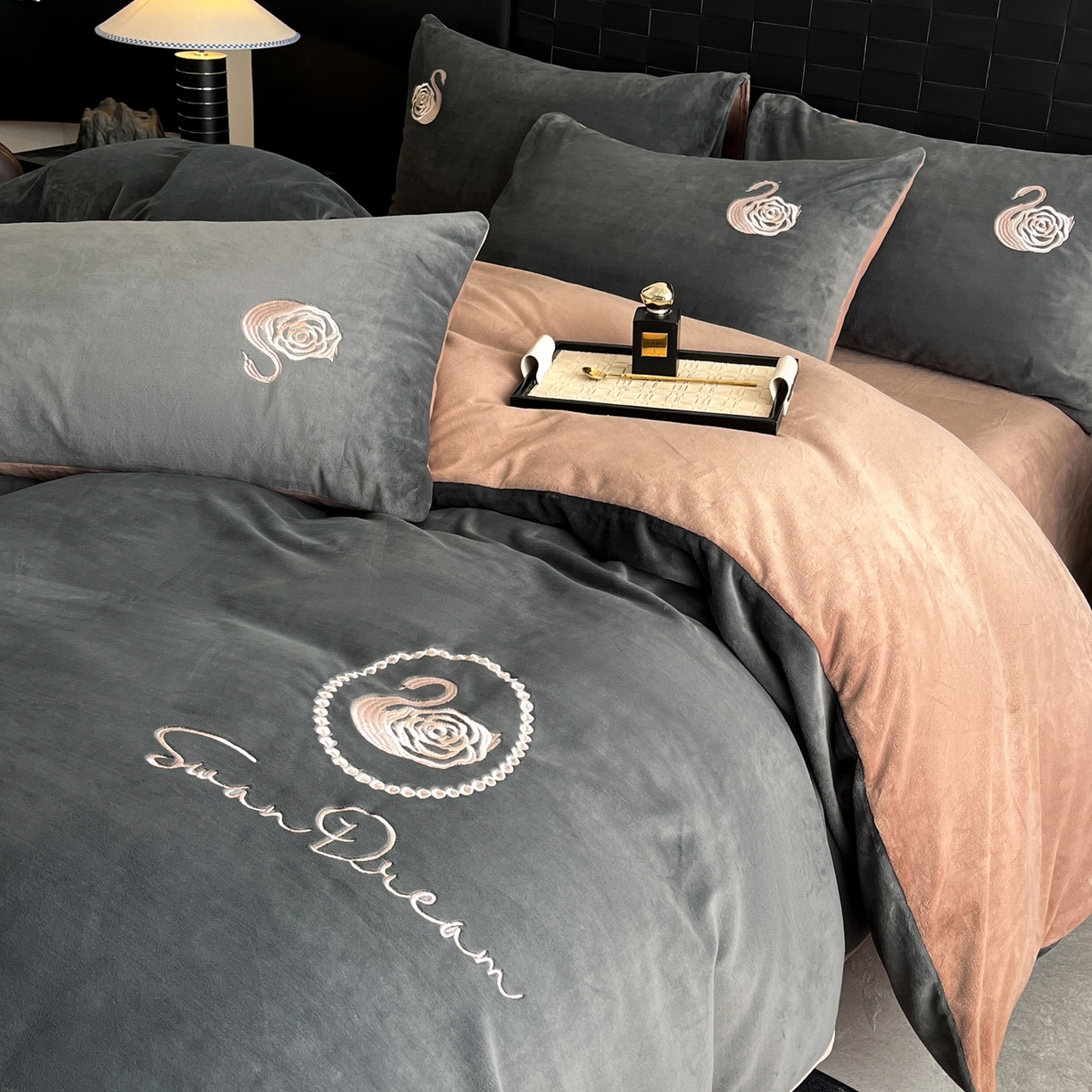 91家纺网 家纺一手货源 找家纺 如一 2025新款水晶绒刺绣四件套 天鹅-高级灰