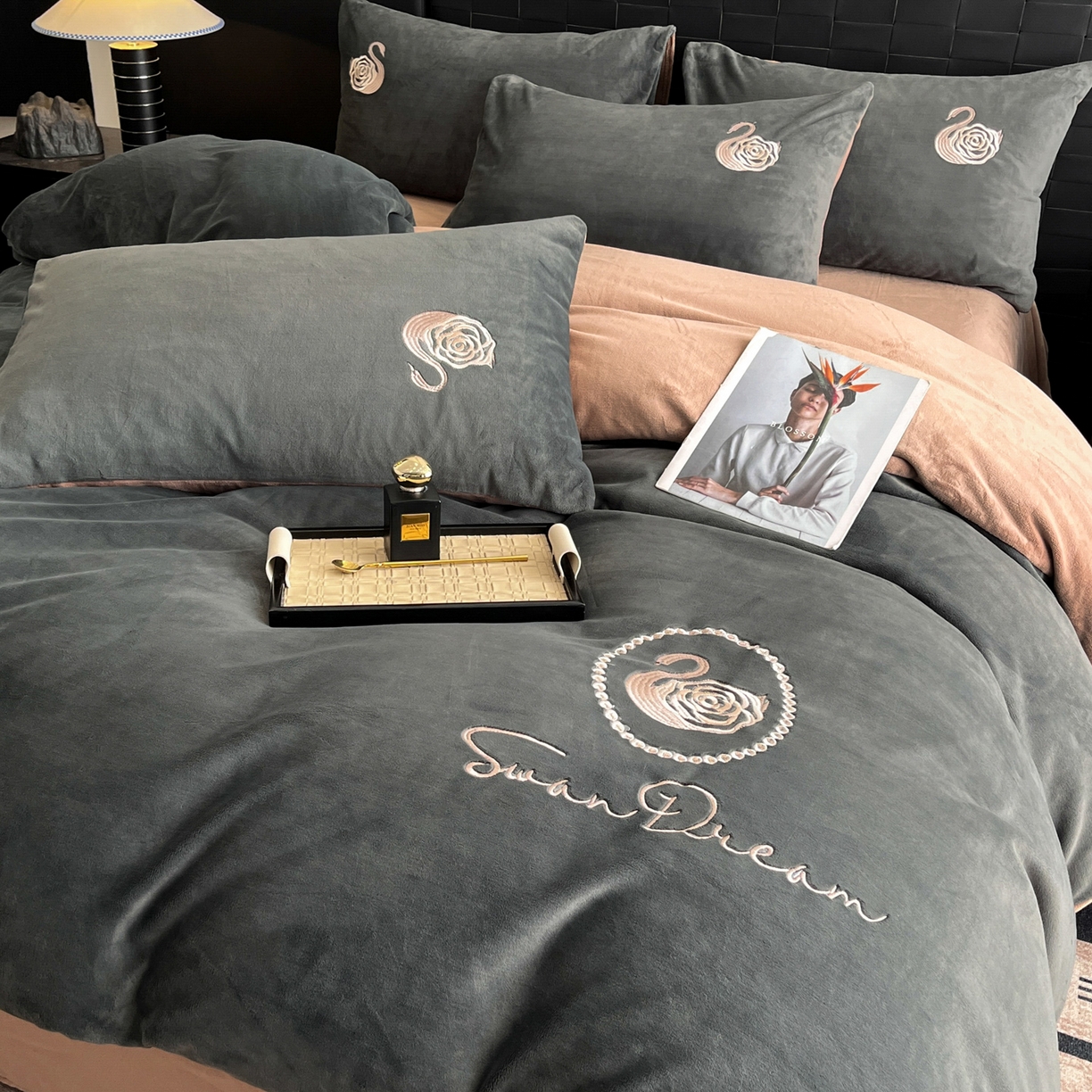 91家纺网 家纺一手货源 找家纺 如一 2025新款水晶绒刺绣四件套 天鹅-高级灰