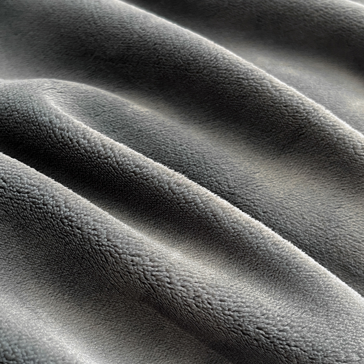 91家纺网 家纺一手货源 找家纺 如一 2025新款水晶绒刺绣四件套 天鹅-高级灰