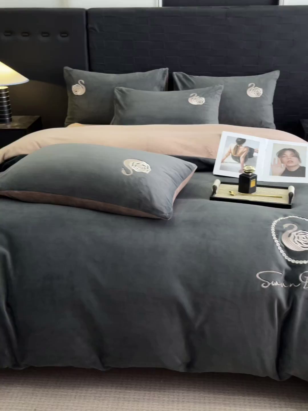 91家纺网 家纺一手货源 找家纺 如一 2025新款水晶绒刺绣四件套 天鹅-高级灰